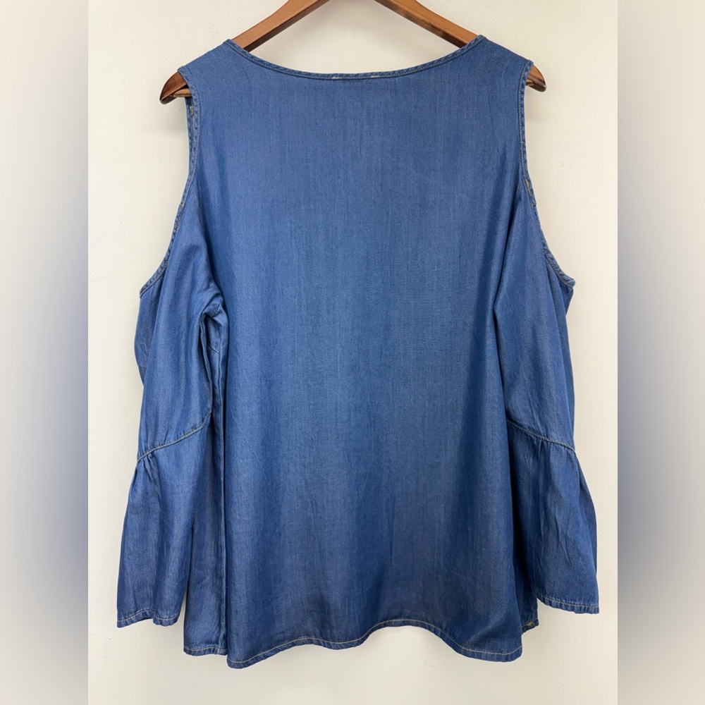 Cato size 18/20W Women’s Blue Denim Chambray Cold Shoulder V-neck Top - Picture 7 of 7